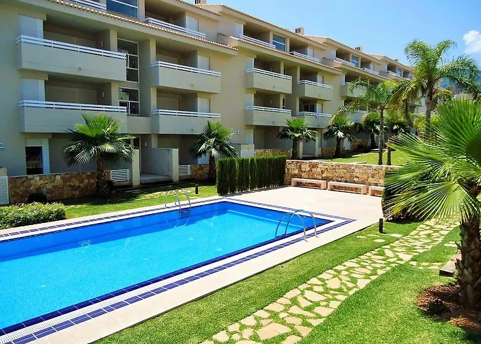 Retreat With Shared Pool Appartamento